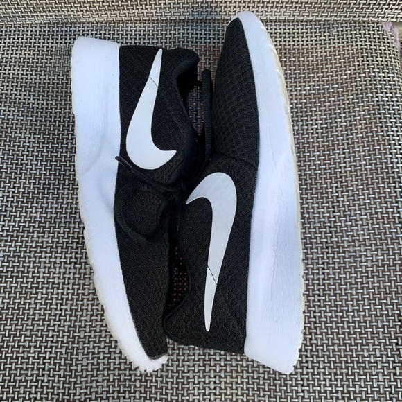 ❗️SOLD❗️Nike Tanjun Sneakers - Picture 2 of 5